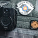 O MPRJ emitiu recomendações para uso adequado de câmeras corporais por policiais militares e civis, visando corrigir falhas em operações anteriores e garantir registro de ações durante abordagens.