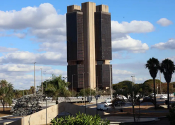 Banco Central determina liquidação da Entrepay, Acqio e Octa por irregularidades e risco financeiro. Valores dos clientes não são cobertos pelo FGC.