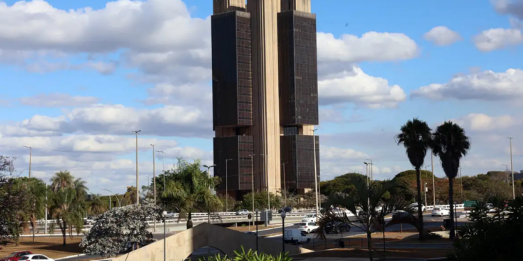 Banco Central determina liquidação da Entrepay, Acqio e Octa por irregularidades e risco financeiro. Valores dos clientes não são cobertos pelo FGC.