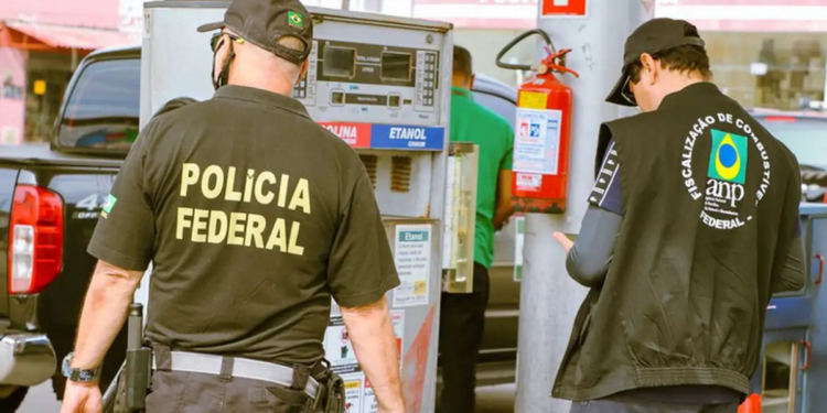 Operação “Vem Diesel” fiscaliza postos em 12 capitais por suspeita de preços abusivos e cartel. Mais de 3 mil estabelecimentos já foram inspecionados no país.