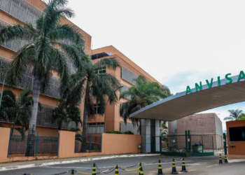 A Anvisa suspendeu a venda e uso de lotes da fórmula Aptamil Premium 1 após identificação de toxina cereulida, que pode causar vômitos, diarreia e sonolência em crianças. Confira os lotes afetados e orientações.