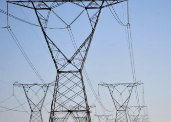 Leilão de transmissão de energia de 2026 garante R$ 3,3 bilhões em investimentos, com obras em 11 estados e geração de mais de 8 mil empregos.