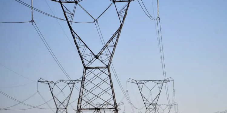 Leilão de transmissão de energia de 2026 garante R$ 3,3 bilhões em investimentos, com obras em 11 estados e geração de mais de 8 mil empregos.