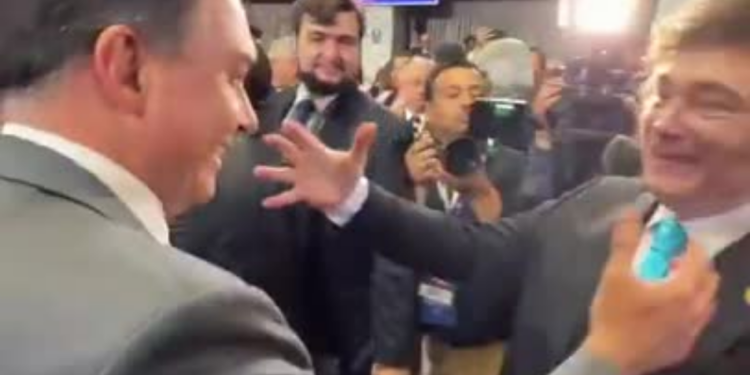 Flávio Bolsonaro se reuniu com o presidente da Argentina, Javier Milei, e agradeceu a concessão de asilo político a um brasileiro condenado pelos atos de 8 de janeiro em Brasília. Encontro repercute nas redes sociais e gera debate político.