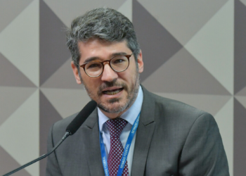 Debate sobre o teto do funcionalismo público volta à pauta com críticas de defasagem salarial e proposta de revisão com base na inflação acumulada.