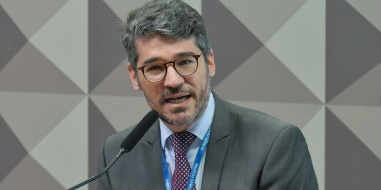 Debate sobre o teto do funcionalismo público volta à pauta com críticas de defasagem salarial e proposta de revisão com base na inflação acumulada.