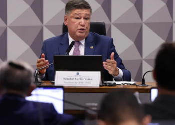 Senado apura vazamento de dados sigilosos da CPMI do INSS após suspeita de acesso irregular à sala cofre. PF aponta falhas no manuseio das informações.