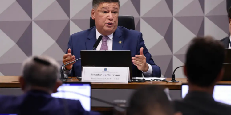 Senado apura vazamento de dados sigilosos da CPMI do INSS após suspeita de acesso irregular à sala cofre. PF aponta falhas no manuseio das informações.