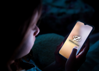 Nova lei digital para crianças e adolescentes entra em vigor no Brasil, exigindo controle parental, verificação de idade e combate a conteúdos nocivos nas redes sociais.