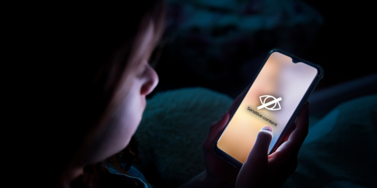 Nova lei digital para crianças e adolescentes entra em vigor no Brasil, exigindo controle parental, verificação de idade e combate a conteúdos nocivos nas redes sociais.