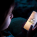 Nova lei digital para crianças e adolescentes entra em vigor no Brasil, exigindo controle parental, verificação de idade e combate a conteúdos nocivos nas redes sociais.
