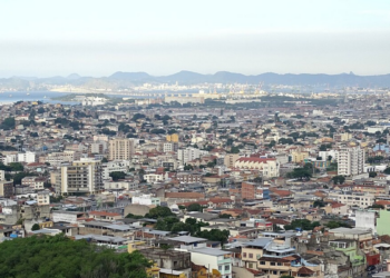 Provedores de internet abandonam áreas do Rio após ameaças do crime organizado, que passa a controlar o serviço e impor monopólios ilegais.