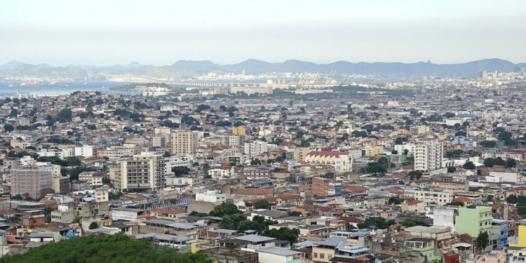 Provedores de internet abandonam áreas do Rio após ameaças do crime organizado, que passa a controlar o serviço e impor monopólios ilegais.