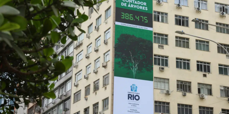 Prefeitura do Rio lança painel digital para acompanhar plantio de árvores em tempo real. Iniciativa reforça transparência, combate ao calor urbano e metas ambientais.