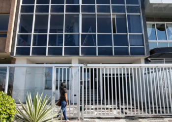 Condomínios residenciais e comerciais do Rio de Janeiro pedem revisão da cobrança mínima de água, alegando que o modelo atual não reflete o consumo real e eleva significativamente os custos mensais.