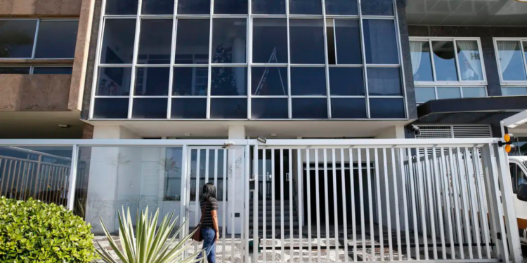 Condomínios residenciais e comerciais do Rio de Janeiro pedem revisão da cobrança mínima de água, alegando que o modelo atual não reflete o consumo real e eleva significativamente os custos mensais.