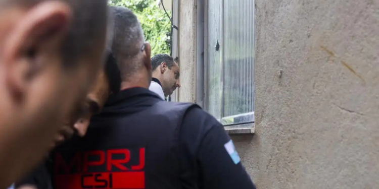 Ministério Público investiga operação do Bope no Morro dos Prazeres que deixou oito mortos, incluindo um morador inocente. Caso reacende debate sobre letalidade policial.