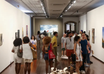 O Paço Imperial, no Centro do Rio de Janeiro, comemora quatro décadas como centro cultural com a exposição “Constelações”, reunindo obras de artistas consagrados e emergentes.
