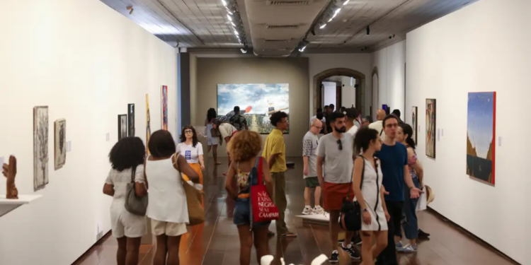 O Paço Imperial, no Centro do Rio de Janeiro, comemora quatro décadas como centro cultural com a exposição “Constelações”, reunindo obras de artistas consagrados e emergentes.