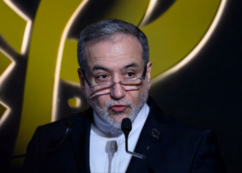 O Irã emite alerta de novas represálias contra ataques a suas infraestruturas estratégicas, após ofensiva israelense e morte de Ali Larijani, elevando tensões no Oriente Médio.