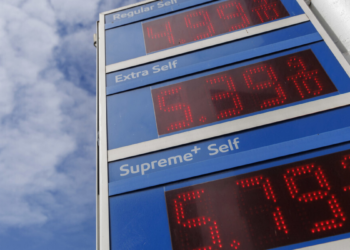 Analistas do setor petrolífero saudita projetam que preços do Brent podem alcançar US$ 180 por barril se o conflito entre Estados Unidos, Israel e Irã se estender até o final de abril, com efeitos globais sobre energia e economia.