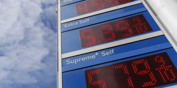 Analistas do setor petrolífero saudita projetam que preços do Brent podem alcançar US$ 180 por barril se o conflito entre Estados Unidos, Israel e Irã se estender até o final de abril, com efeitos globais sobre energia e economia.