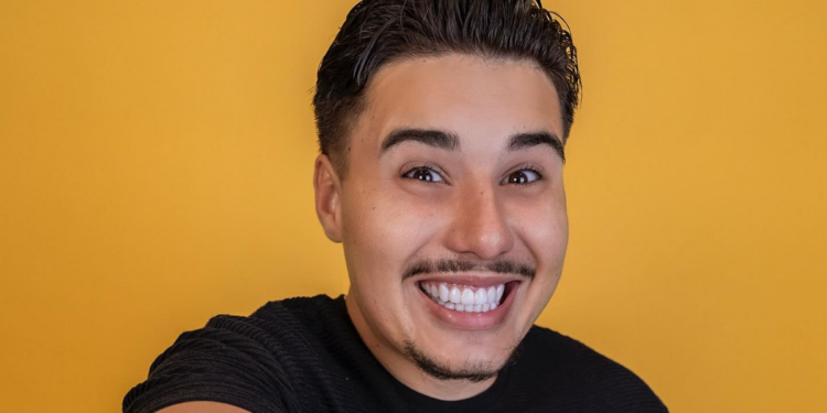 Pedro Espíndola, ex-participante do Big Brother Brasil 26, se envolveu em altercação em barbearia de Curitiba. Polícia interveio e ele será acompanhado por equipe médica.