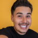 Pedro Espíndola, ex-participante do Big Brother Brasil 26, se envolveu em altercação em barbearia de Curitiba. Polícia interveio e ele será acompanhado por equipe médica.