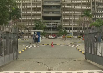 Estudantes da Uerj relataram assalto dentro do banheiro feminino do campus Maracanã, com agressões e roubo de celulares. Polícia investiga, e universidade reforça atenção à segurança.