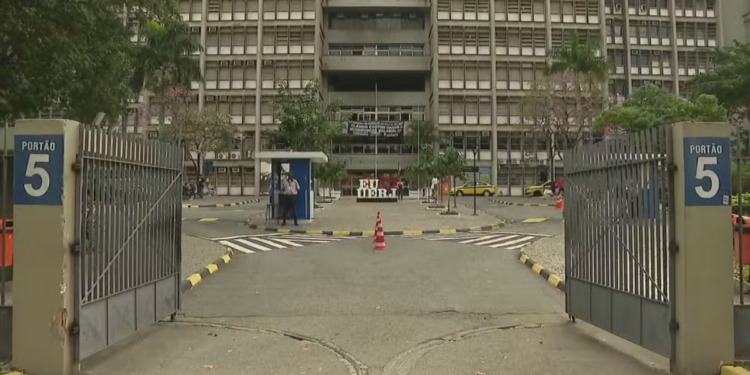 Estudantes da Uerj relataram assalto dentro do banheiro feminino do campus Maracanã, com agressões e roubo de celulares. Polícia investiga, e universidade reforça atenção à segurança.