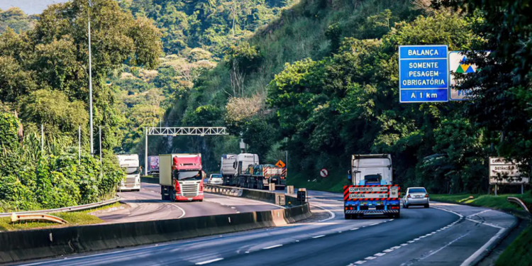 Entrou em vigor no Brasil a obrigatoriedade do CIOT em fretes rodoviários. Medida busca transparência, pagamento do piso mínimo e fiscalização mais eficaz, com penalidades para descumprimento.