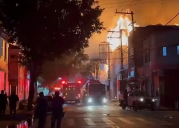 Fábrica de mesas de sinuca no Brás, São Paulo, é tomada por incêndio desde sábado à noite. Equipes de bombeiros trabalham para controlar as chamas; não há feridos.