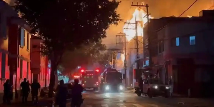 Fábrica de mesas de sinuca no Brás, São Paulo, é tomada por incêndio desde sábado à noite. Equipes de bombeiros trabalham para controlar as chamas; não há feridos.