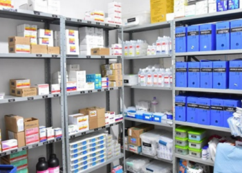 Governo brasileiro monitora efeitos da guerra no Oriente Médio sobre medicamentos, mas afirma que abastecimento segue normal.