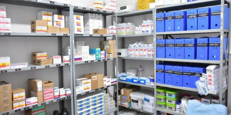 Governo brasileiro monitora efeitos da guerra no Oriente Médio sobre medicamentos, mas afirma que abastecimento segue normal.