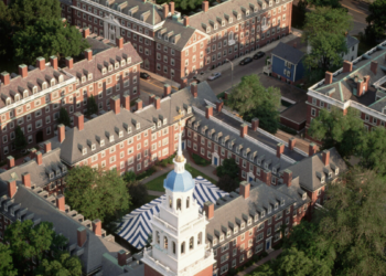 Governo dos EUA acusa Harvard de omissão e entra com processo bilionário