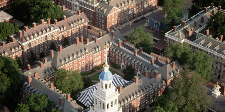 Governo dos EUA acusa Harvard de omissão e entra com processo bilionário