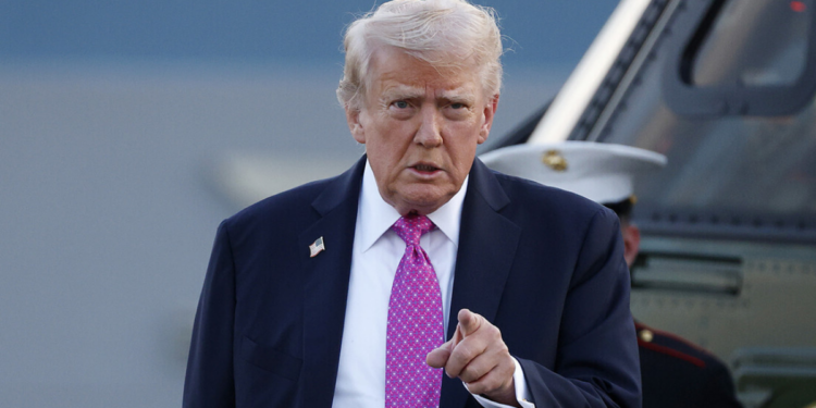 Trump diz que “Irã está morto” e aponta o Partido Democrata como principal inimigo dos EUA em meio à escalada do conflito no Oriente Médio.
