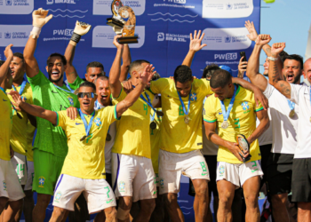 Seleção brasileira conquista título com vitória por 7 a 1 sobre o Japão no beach soccer.