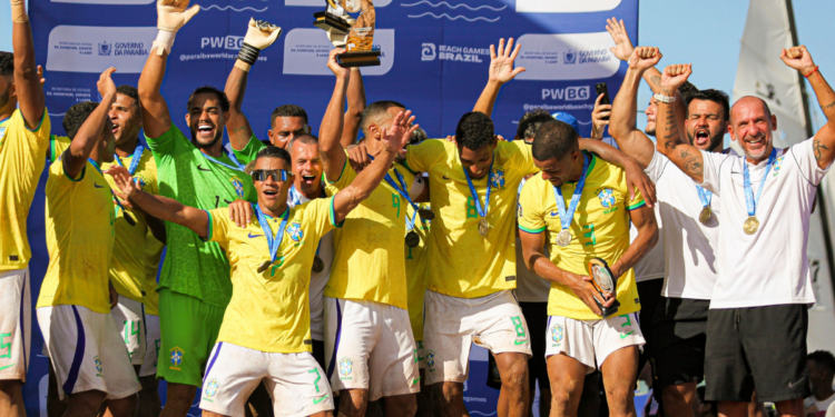 Seleção brasileira conquista título com vitória por 7 a 1 sobre o Japão no beach soccer.