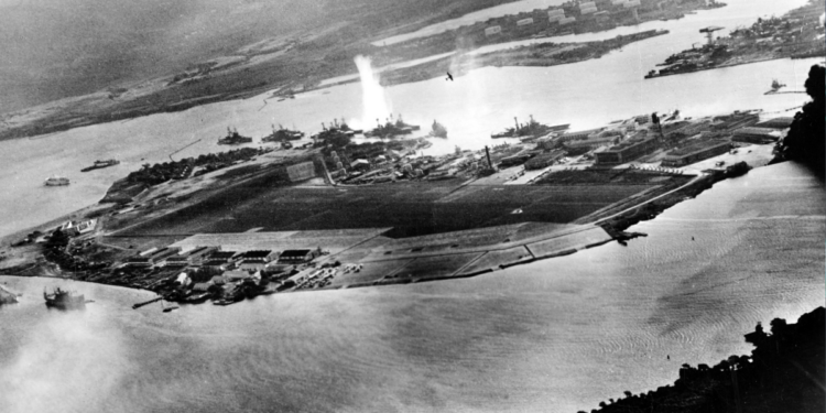 Japão minimiza declaração de Trump sobre Pearl Harbor e relembra que países estavam em guerra na época do ataque.
