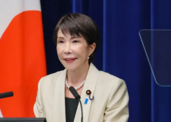 Conheça Sanae Takaichi, a primeira mulher a liderar o Japão e suas principais propostas para o país.