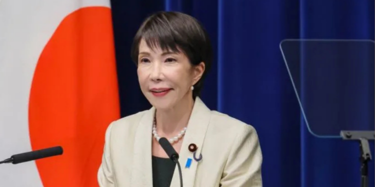 Conheça Sanae Takaichi, a primeira mulher a liderar o Japão e suas principais propostas para o país.
