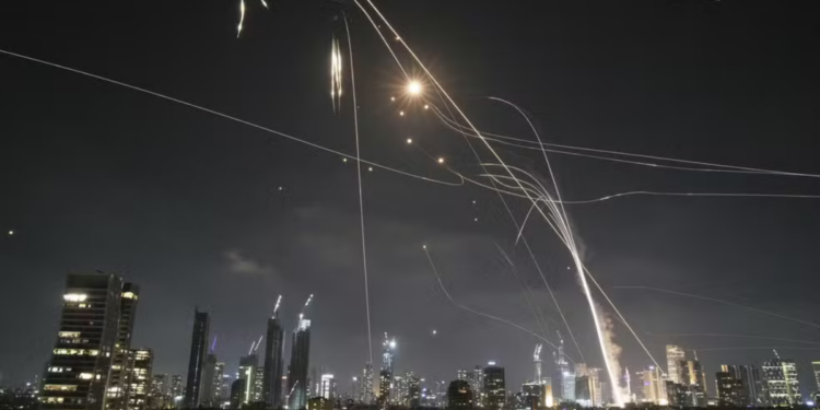 Irã lança mísseis contra Israel em retaliação a ataques