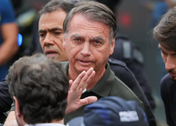 STF concede prisão domiciliar a Bolsonaro por 90 dias após internação em Brasília. Medida começa após alta e prevê monitoramento eletrônico.