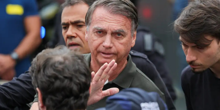 STF concede prisão domiciliar a Bolsonaro por 90 dias após internação em Brasília. Medida começa após alta e prevê monitoramento eletrônico.
