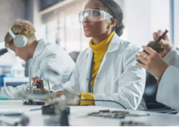 Universidades criam regras para uso de inteligência artificial com foco em ética, transparência e aprendizado.