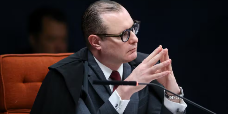 STF suspende eleição indireta no RJ e adia definição sobre sucessão. Caso será analisado presencialmente.
