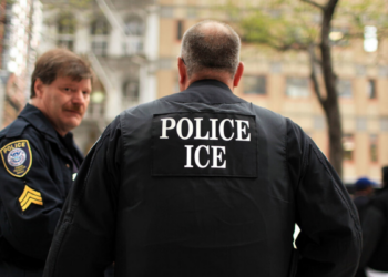 Trabalhadores migrantes são denunciados ao ICE por contratante nos EUA; caso levanta suspeita de não pagamento por serviço.
