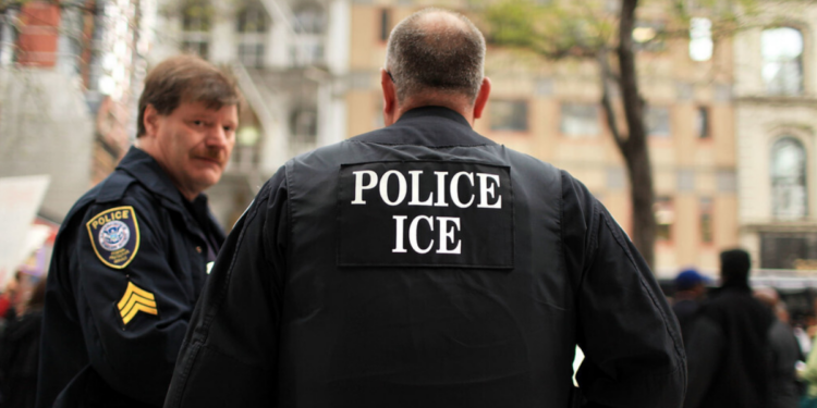 Trabalhadores migrantes são denunciados ao ICE por contratante nos EUA; caso levanta suspeita de não pagamento por serviço.